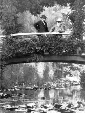 Haga click para ver la imagen ampliada dans son jardin chez Vernon 19229.jpg